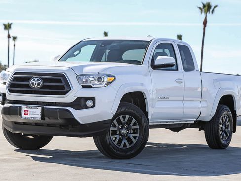 Certified 2020 Toyota Tacoma SR5 image 1
