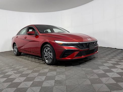 Used 2025 Hyundai Elantra Hybrid FWD image 3