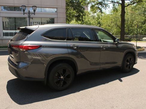 Used 2021 Toyota Highlander XLE AWD/4WD image 7