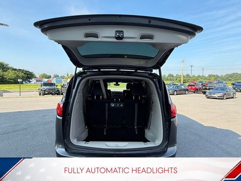 Used 2019 Chrysler Pacifica Touring-L FWD image 9