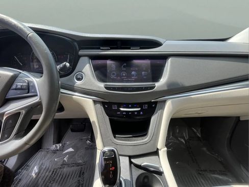 Used 2017 Cadillac XT5 Luxury w/ Driver Awareness Package FWD image 12
