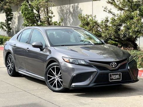 Used 2021 Toyota Camry SE image 2