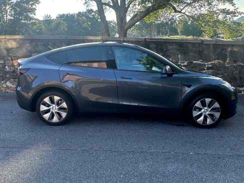 Used 2023 Tesla Model Y Long Range image 9