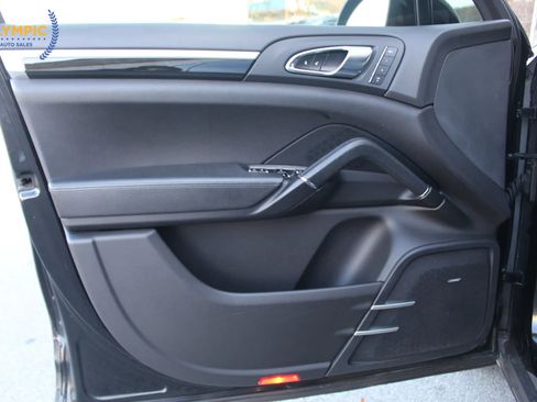 Used 2014 Porsche Cayenne Platinum Edition image 38