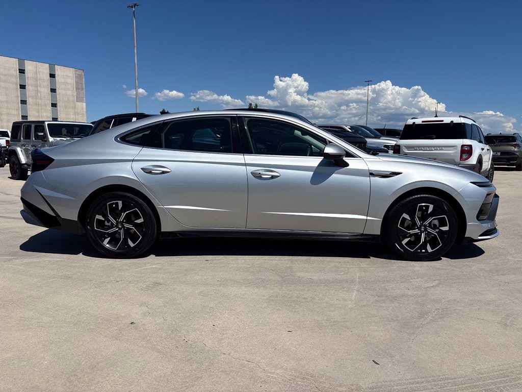 Used 2025 Hyundai Sonata SEL FWD image 2