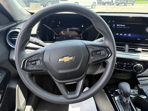 Used 2025 Chevrolet Trax LT FWD image 24