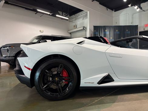 Used 2021 Lamborghini Huracan EVO image 9