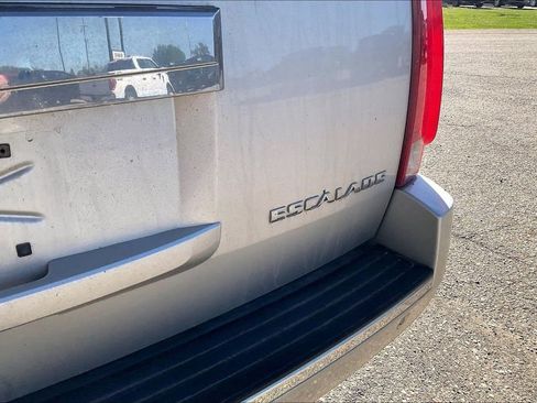 Used 2011 Cadillac Escalade Luxury AWD/4WD image 6