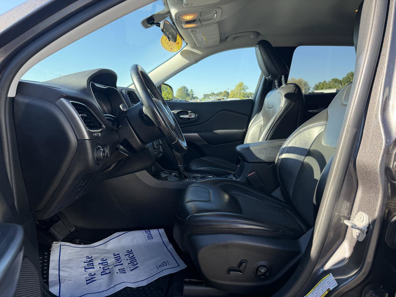 Used 2019 Jeep Cherokee Latitude Plus w/ Cold Weather Group AWD/4WD image 14
