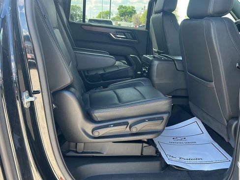Used 2025 GMC Yukon XL Denali AWD/4WD image 12