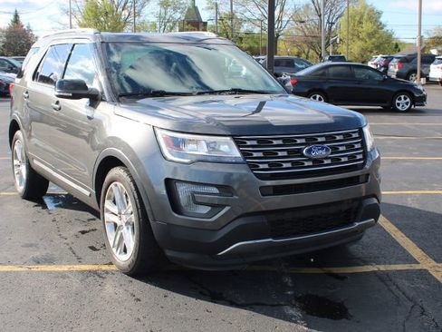 Used 2017 Ford Explorer XLT w/ Equipment Group 202A image 4