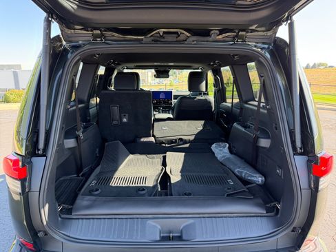 Used 2024 Lexus GX 550 w/ Cold Area Package AWD/4WD image 32