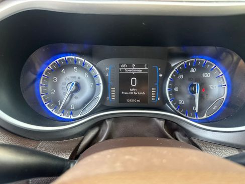 Used 2019 Chrysler Pacifica Touring-L FWD image 49