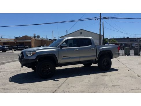 Used 2017 Toyota Tacoma TRD Off-Road AWD/4WD image 7