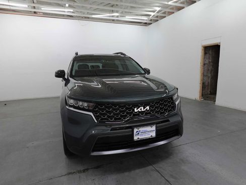 Used 2023 Kia Sorento S w/ Panoramic Sunroof Package AWD/4WD image 3