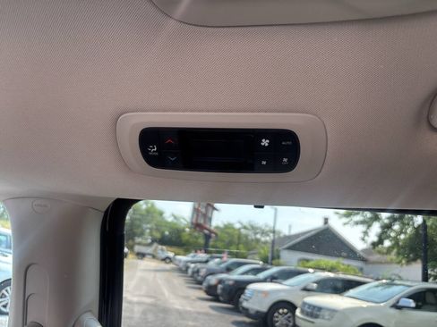 Used 2017 Chrysler Pacifica Touring-L FWD image 21