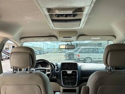 Used 2016 Chrysler Town & Country Touring w/ Driver Convenience Group FWD image 6