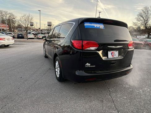 Used 2022 Chrysler Voyager LX image 6