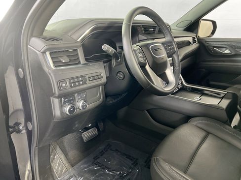 Used 2024 GMC Yukon XL Denali image 9
