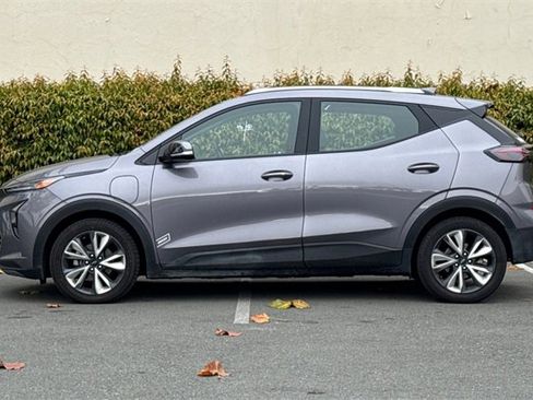 Used 2022 Chevrolet Bolt EUV LT w/ Convenience Package image 7
