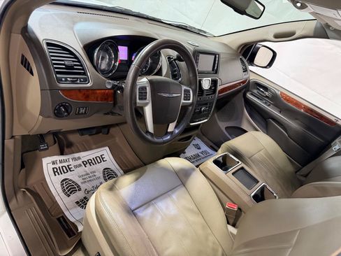 Used 2015 Chrysler Town & Country Touring FWD image 21