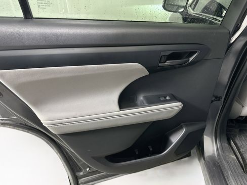 Used 2021 Toyota Highlander L image 25