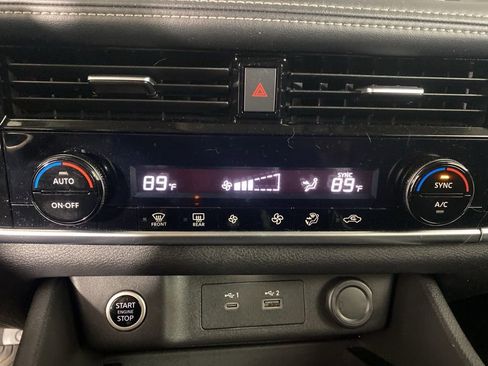 Used 2022 Nissan Rogue SV AWD/4WD image 16