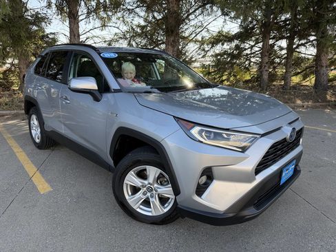 Used 2019 Toyota RAV4 XLE image 2