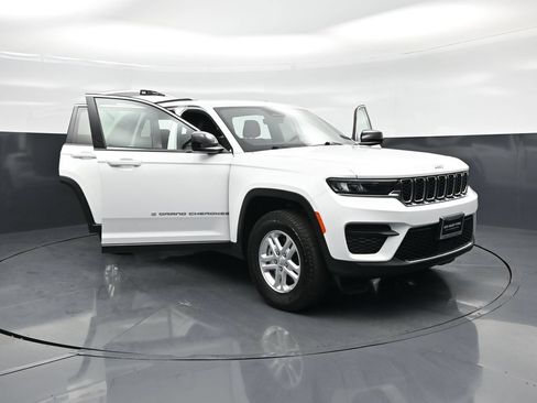 Used 2025 Jeep Grand Cherokee Laredo w/ Luxury Tech Group I AWD/4WD image 26