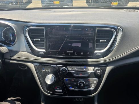 Used 2025 Chrysler Pacifica Limited FWD image 9