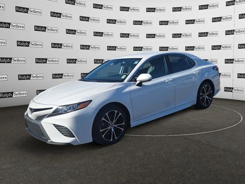Used 2019 Toyota Camry SE image 2