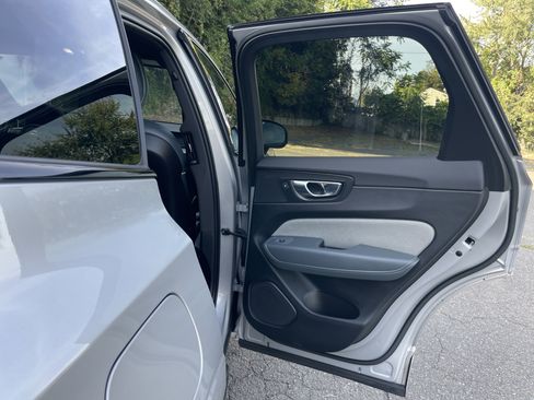 Used 2022 Volvo XC60 B5 R-Design image 17