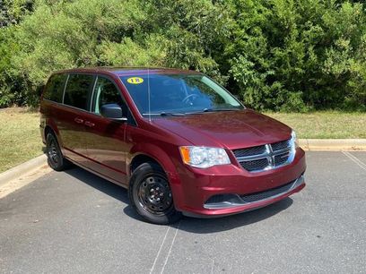 Used 2018 Dodge Grand Caravan SE w/ UConnect Hands-Free Group