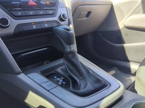 Used 2017 Hyundai Elantra SE image 11