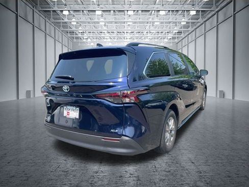 Certified 2025 Toyota Sienna XLE FWD image 8