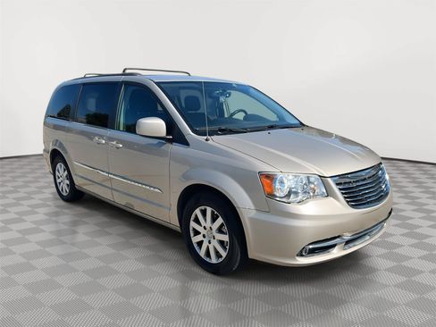 Used 2016 Chrysler Town & Country Touring FWD image 4
