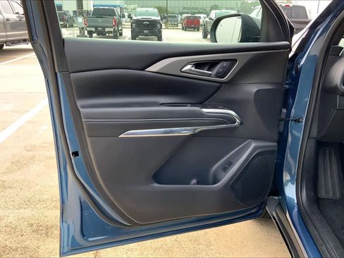 Used 2025 Chevrolet Traverse LT w/ Driver Confidence Package image 21