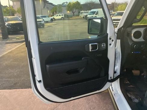 Used 2024 Jeep Wrangler Unlimited image 11