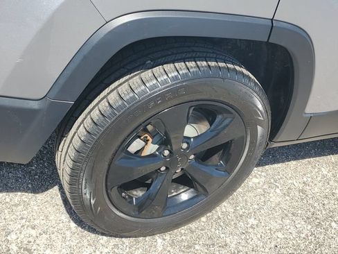 Used 2019 Jeep Cherokee Latitude w/ Comfort & Convenience Group AWD/4WD image 5
