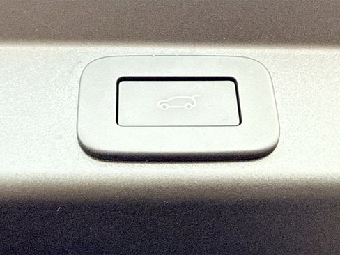 Used 2025 Land Rover Range Rover Sport image 12