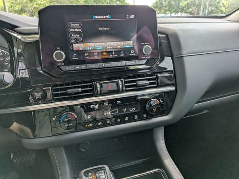Used 2025 Nissan Pathfinder SV FWD image 31