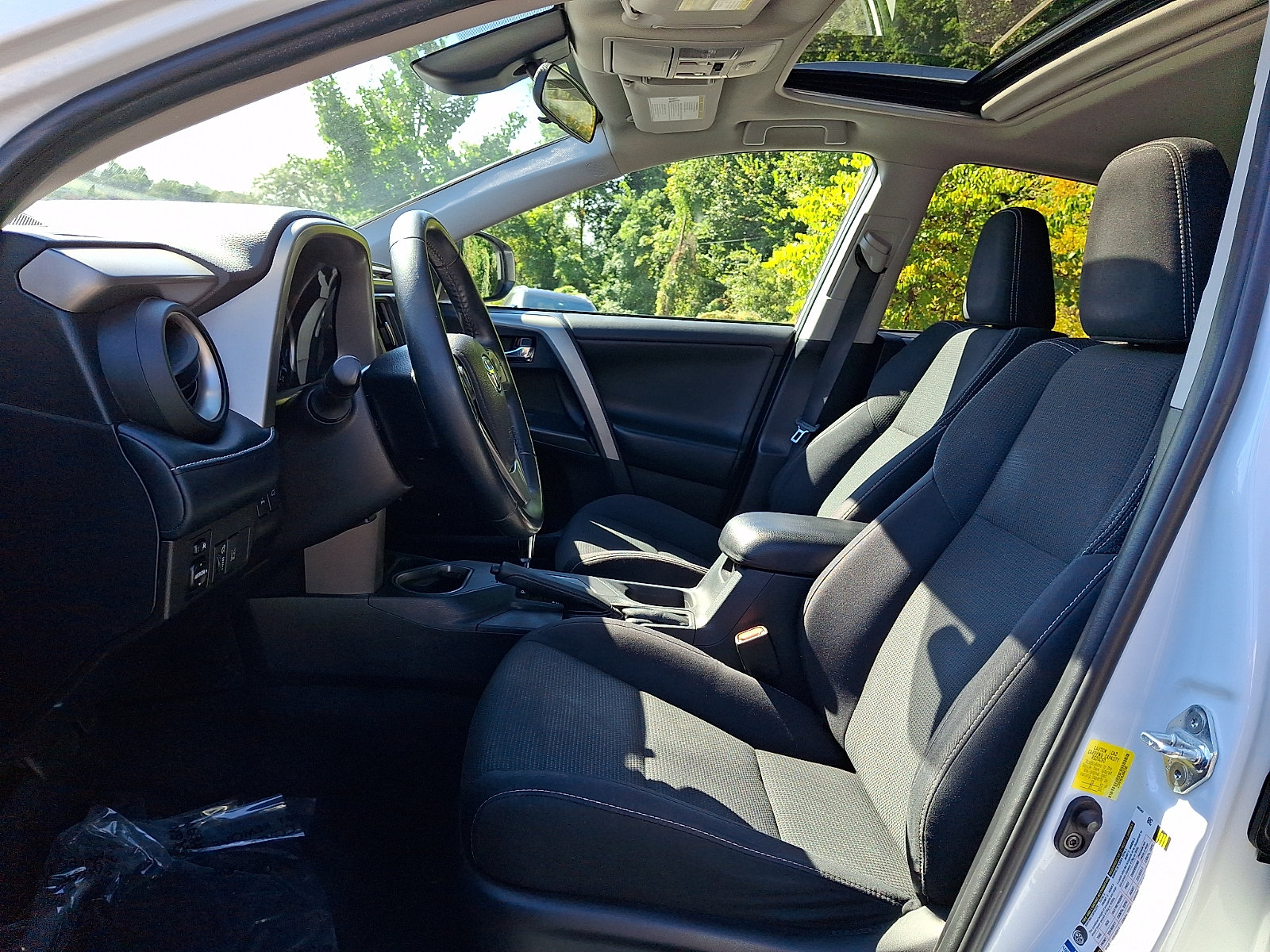 Used 2018 Toyota RAV4 XLE AWD/4WD image 14
