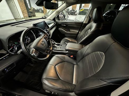 Used 2021 Toyota Highlander XLE image 19
