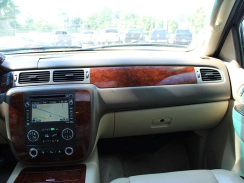 Used 2011 Chevrolet Suburban LTZ RWD image 35