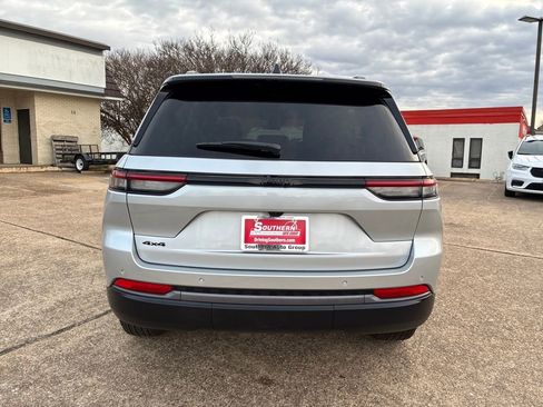 New 2026 Jeep Grand Cherokee Altitude AWD/4WD image 4