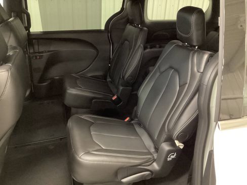 New 2026 Chrysler Pacifica Select AWD/4WD image 30