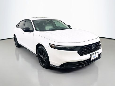 Certified 2025 Honda Accord SE image 3