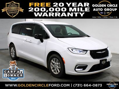 Used 2025 Chrysler Pacifica Select