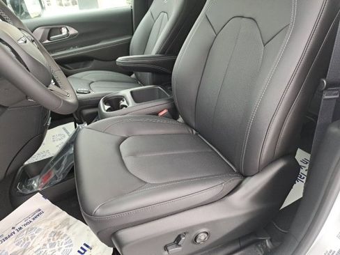 New 2026 Chrysler Pacifica Select image 20