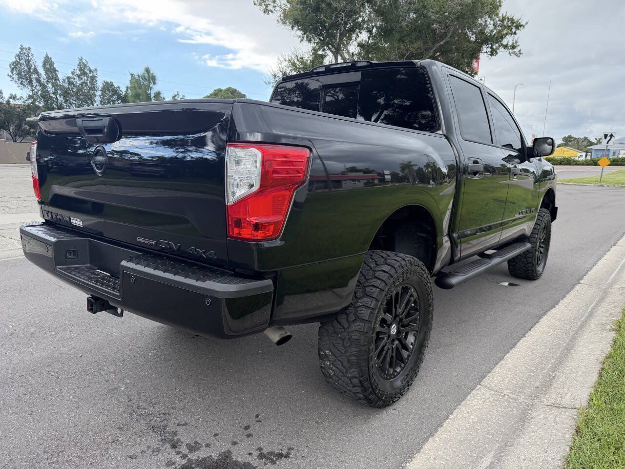 Used 2019 Nissan Titan SV w/ SV Convenience Package AWD/4WD image 3